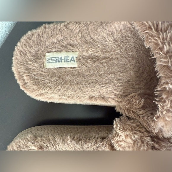 32 Degrees Men's Fuzzy Tan Slippers - Picture 2 of 5